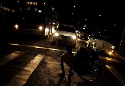 Un hombre que sufre la polio baila sobre su silla de ruedas en un semáforo para pedir limosna, en la avenida Paulista de Sao Paulo (Brasil).