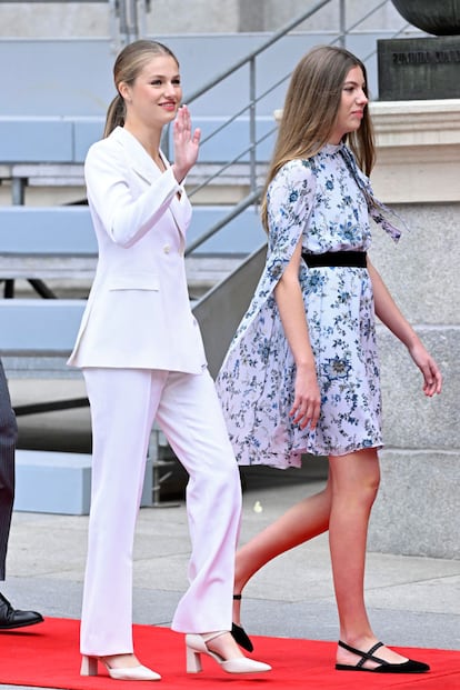 La princesa Leonor junto a la princesa Sofía, con un vestido floral.