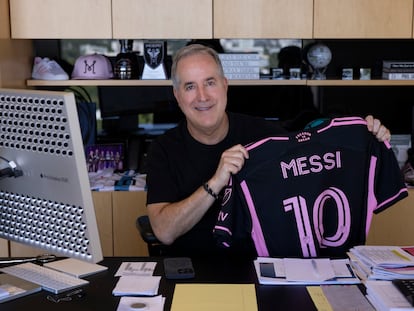 Jorge Mas, propietario y gerente del Inter Miami, el martes pasado en su despacho en Coral Gables, con el prototipo de la camiseta de Lionel Messi.