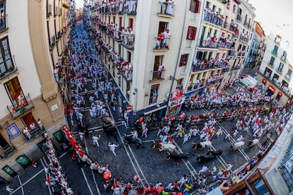 Ambiente en la curva Mercaderes, durante el octavo y último encierro de sanfermines.