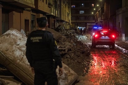 Un control nocturno de la Guardia Civil, el miércoles en Paiporta (Valencia).