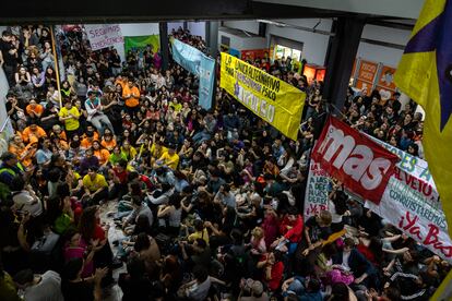 Estudantes reúnem-se na Faculdade de Filosofia e Letras durante um protesto contra os cortes de financiamento do sistema universitário.