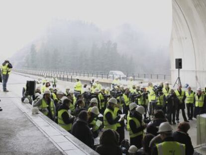 La ministra de Fomento, Ana Pastor, visita en Bergara las obras del AVE vasco.