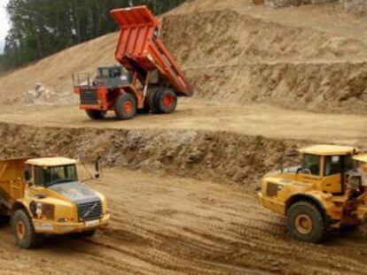 Feijóo se desmarca de las dificultades de la autovía Carballo-Berdoias