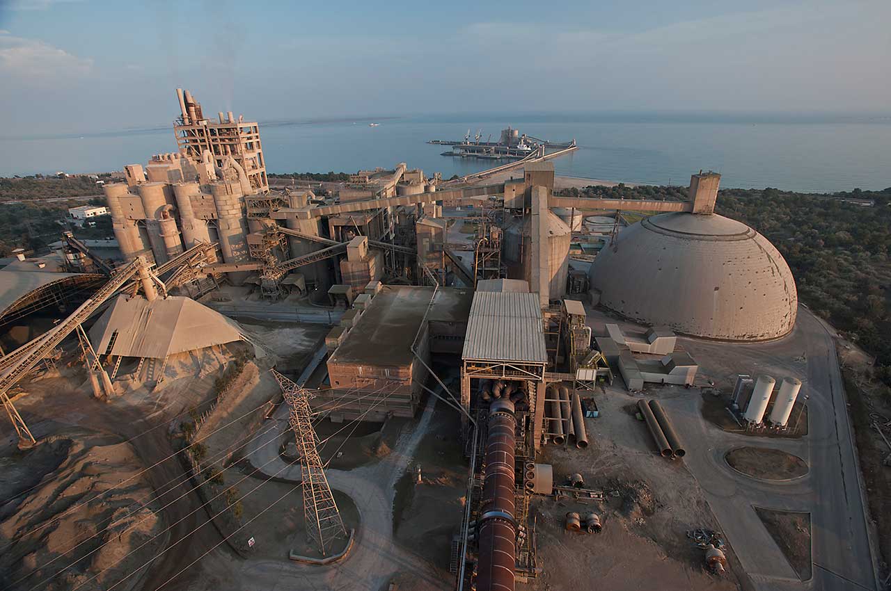 Fábrica de cemento de Cemex en Alcanar (Tarragona).