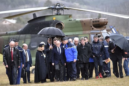 French Interior Minister Bernard Cazeneuve (center) arrives in Seyne. Prime Minister Manuel Valls has ruled out the possibility of finding any survivors.