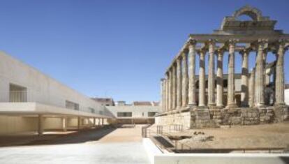 Templo de Diana de Mérida, y el edificio perimetral proyectado por el arquitecto José María Sánchez.