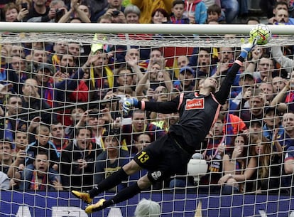 Pau López encaja el primer gol del Barcelona, de Messi.