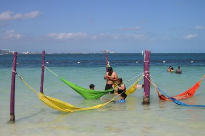 Vacacionistas en la playa de Cancún, el 9 de diciembre.