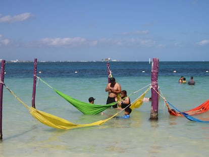 Vacacionistas en la playa de Cancún, el 9 de diciembre.