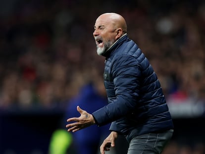 Jorge Sampaoli gesticula en la banda en un instante del Atlético-Sevilla.