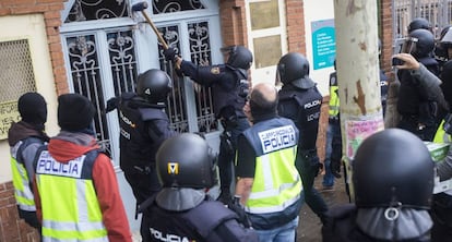 Polic&iacute;a antidisturbios ante un instituto de L&#039;Hospitalet de Llobregat