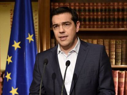 El primer ministro griego, Alexis Tsirpas, en la comparecencia en la que ha anunciado que mantiene el refer&eacute;ndum.