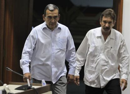 FARC commander Mauricio Jaramillo (left) arrives at a news conference in Havana.