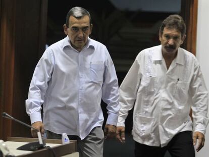 FARC commander Mauricio Jaramillo (left) arrives at a news conference in Havana.