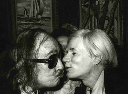 Andy Warhol besa a Salvador Dalí en una fotografía tomada por Christopher Makos en 1978 en el hotel St. Regis de Nueva York.