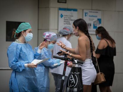 Personal sanitario del ambulatorio de La Florida atienden a los pacientes en la entrada del centro.