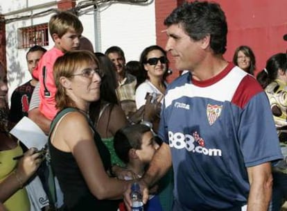 Juande Ramos bromea con los aficionados tras el entrenamiento del Sevilla.