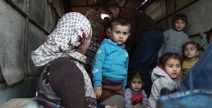 Un grupo de ciudadanos sirios huye de la ciudad de Afrin tras el asedio turco. 