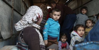 Un grupo de ciudadanos sirios huye de la ciudad de Afrin tras el asedio turco.