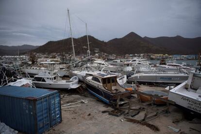 En la imagen, varios barcos destrozados en el puerto de Geminga, en Marigot (San Martín).