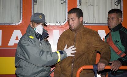 Varios de los 42 inmigrantes que efectivos del Servicio Marítimo han interceptado esta noche en las cercanías de la costa de Granada.