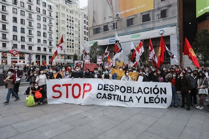 Concentración festiva en la plaza de Callao de Madrid para protestar contra la despoblación de Castilla y León.
