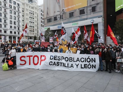 Concentración en la plaza de Callao de Madrid para protestar contra la despoblación de Castilla y León, en abril de 2021.