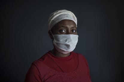 <p>Marie Solin, de 36 años, se gana la vida como empleada doméstica. Cuando se decretó el estado de emergencia se quedó sin trabajo, lo que conllevó una total falta de ingresos para ella. </p>
<p>Solin, casada y con tres hijas, recuerda cómo tuvieron que sobrevivir con el salario que recibía su marido, cuyo trabajo como vigilante de seguridad pudo conservar durante los dos años de pandemia. </p>