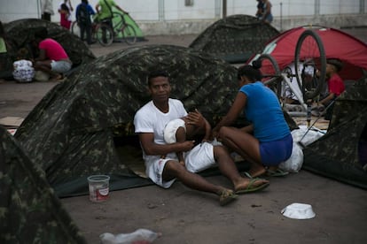 El exmilitar José Eulogio Velázquez después de pasar la noche en un refugio junto con su familia.