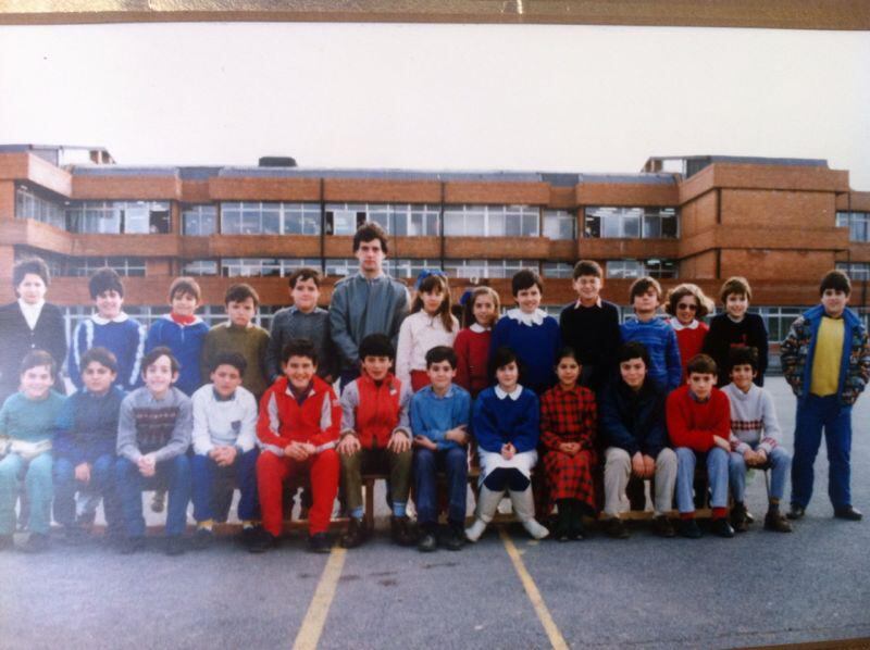 Una imagen de Urkullu (en el centro) como profesor de una 'ikastola' de Portugalete (Bizkaia), con Imanol Pradales como uno de sus alumnos.