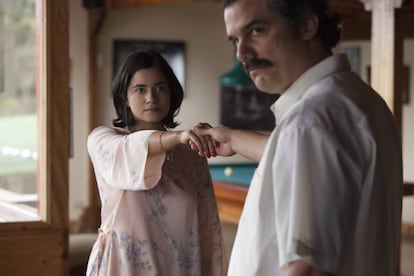 Paulina Gaitán y Wagner Moura en una escena de la segunda temporada de 'Narcos'.