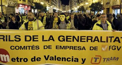 Protesta de trabajadores de FGV en Valencia contra el ERE, este viernes.
