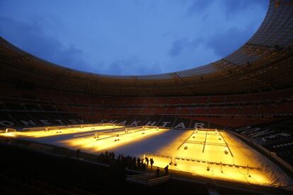 Trabajadores calientan el césped del "Donbass-Arena" , el estadio más grande en la ciudad de Donetsk, que fue sede de los juegos durante el año pasado.