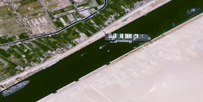 Imagem satélite do navio encalhado no canal de Suez, nesta quinta-feira. 