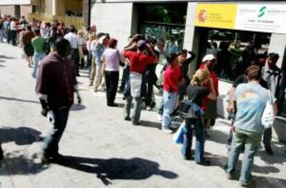 Imagen de una cola de extranjeros ante una oficina de la Seguridad Social. EFE/Archivo