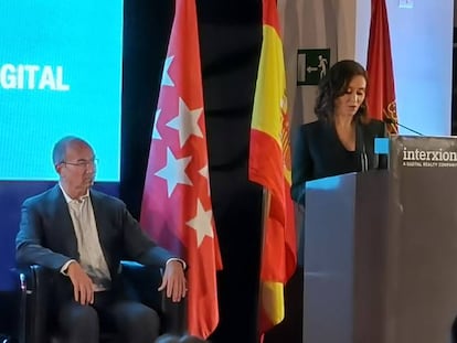 La presidenta de la Comunidad de Madrid, Isabel Díaz Ayuso, junto al director general de Interxion España, en un evento para presentar el nuevo centro de datos de la compañía en Madrid.