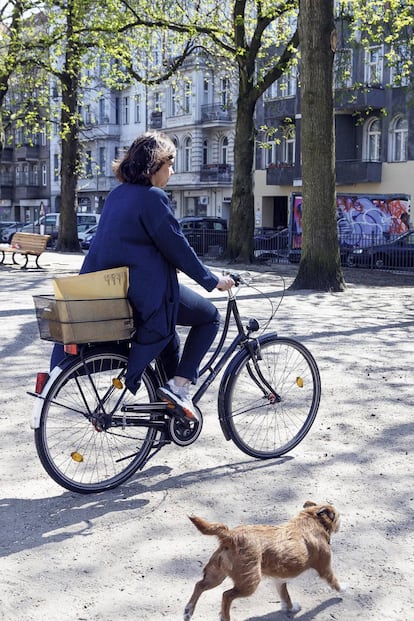 Ana S. Pareja reparte libros en Berlín junto a su perro.