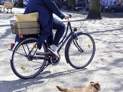 Ana S. Pareja reparte libros en Berlín junto a su perro.