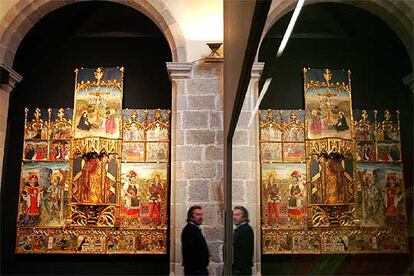 Uno de los retablos que se exhiben en la exposición inaugurada ayer en Sant Mateu y su reflejo.