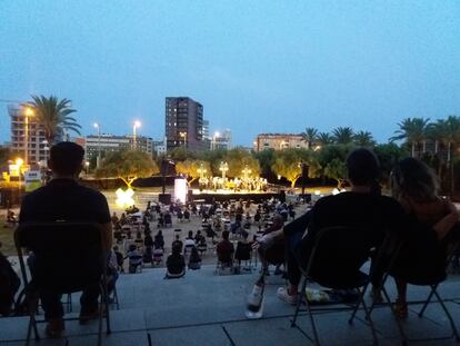 Una imagen de los jardines del TNC durante el concierto del Ensemble de la Orquesta del Liceo.