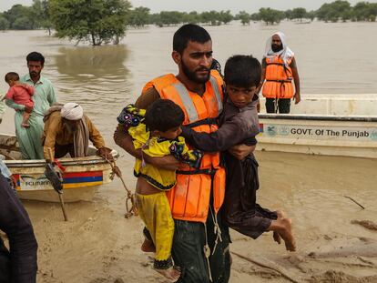 Los equipos de rescate ayudan a evacuar a personas afectadas por las inundaciones en el distrito de Rajanpur, Pakistán.