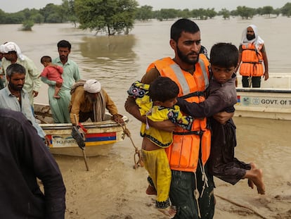 Los equipos de rescate ayudan a evacuar a personas afectadas por las inundaciones en el distrito de Rajanpur, Pakistán.