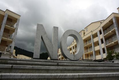 <i>NO,</i> escultura del artista español Santiago Sierra en la bienal de Carrara.