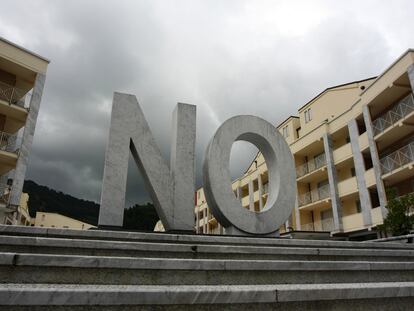 <i>NO,</i> escultura del artista español Santiago Sierra en la bienal de Carrara.