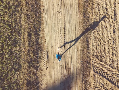 Una mujer corre por el campo.