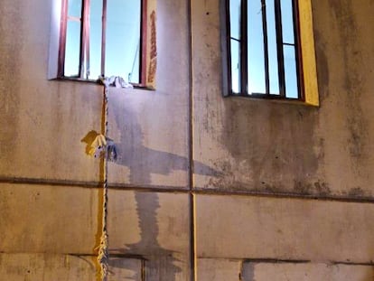 La soga fabricada con sábanas y bolsas de basura por la que descendieron los dos presos fugados el sábado por la noche de la cárcel de Picassent.