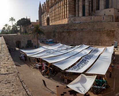 El mercadillo se celebra justo a los pies de la catedral de Palma.