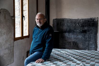  Jesús posa dentro de la antigua escuela donde él estudió, ahora convertida en casa del pueblo. 