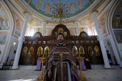 El sacerdote ortodoxo Daniel Lugovoy espera a que los feligreses lleguen a la iglesia ortodoxa de San Sergius de Radonezh antes de oficiar un servicio en Johannesburgo (Sudáfrica).